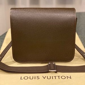 🔹 Louis Vuitton Men's Taiga Andrei Messenger Bag